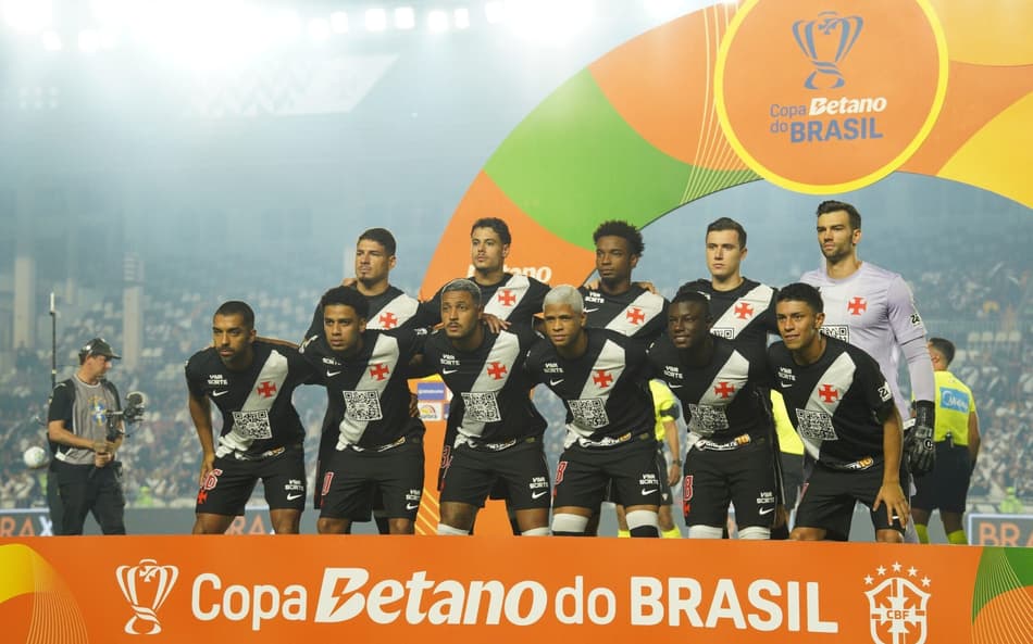 Time do Vasco antes de enfrentar o Paysandu (Foto: Leonardo Antonio/Thenews2/Folhapress)