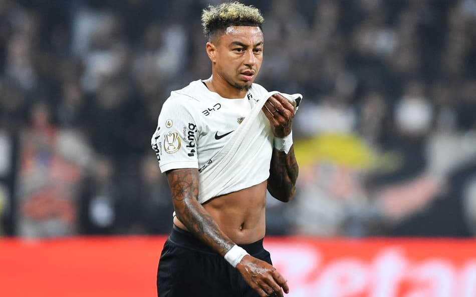 Lingard limpa o rosto com a camisa do Corinthians (Roberto Casimiro /Fotoarena/Folhapress)