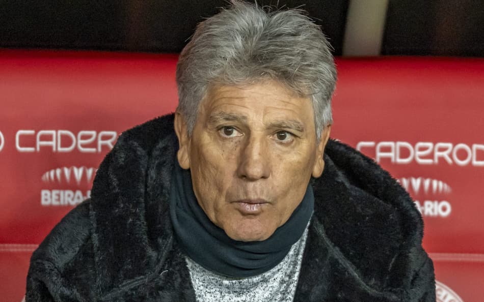Renato Gaúcho na derrota do Vasco para o Internacional olhando para o campo