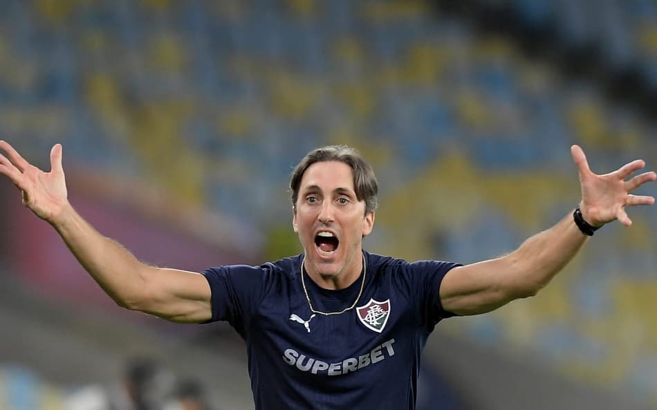 Zubeldía, técnico do Fluminense, reclama com a arbitragem (Foto: Dhavid Normando/Código 19/Folhapress)