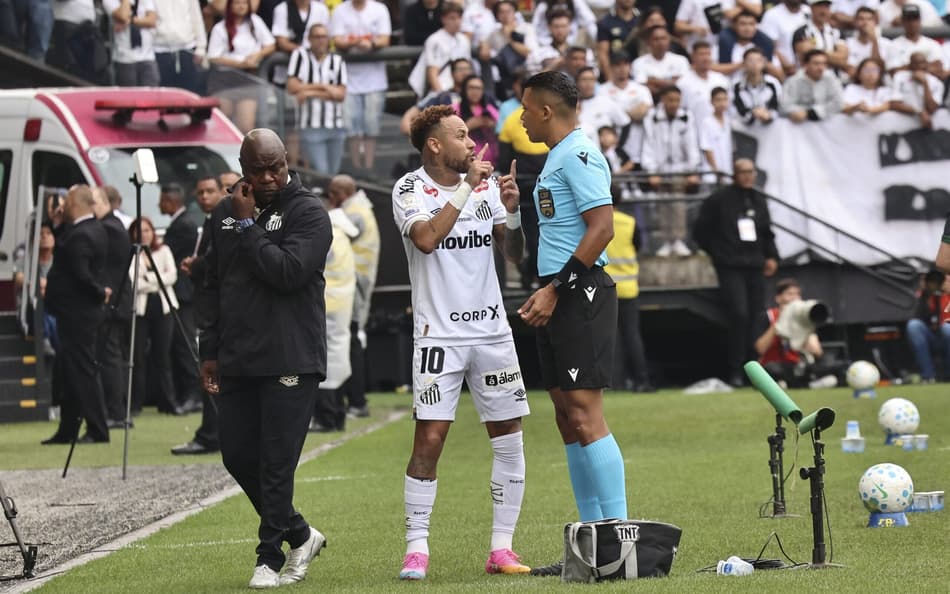 Neymar discutindo com o árbitro