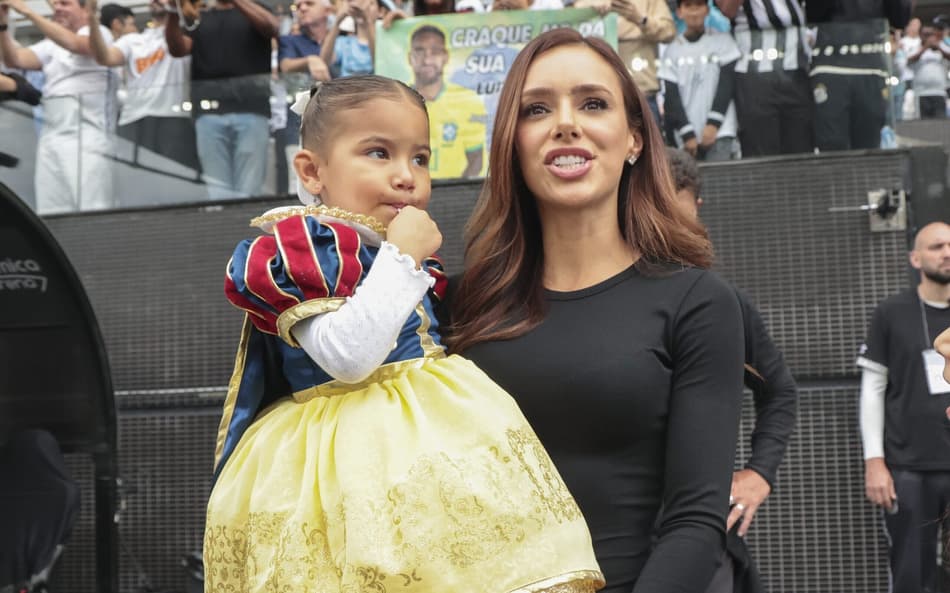 Bruna Biancardi com a filha Mavie na Neo Química Arena. (Foto: Leco Viana/Thenews2/Folhapress)