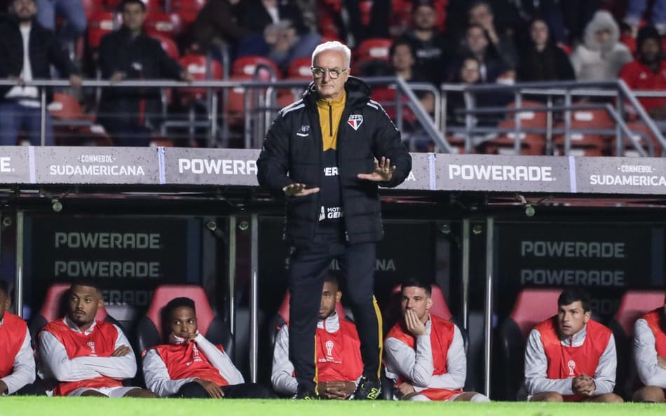 Dorival à beira do gramado no Morumbis pelo São Paulo