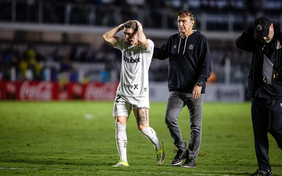 Cuca ao lado de Rollheiser na Vila Belmiro. (Foto: Phd Press/Thenews2/Folhapress)