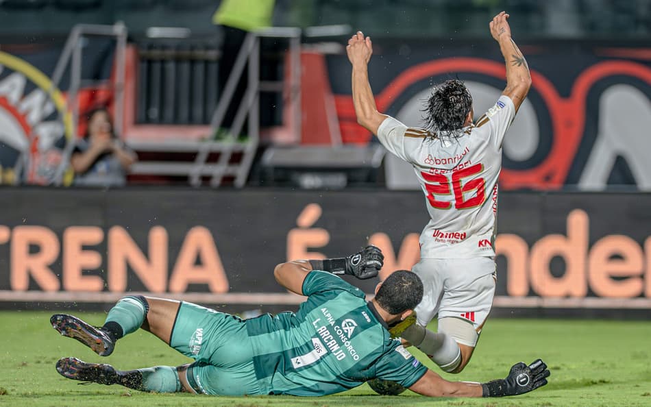 Bernabei durante 'simulação' de pênalti segundo o árbitro da partida entre Vitória x Internacional