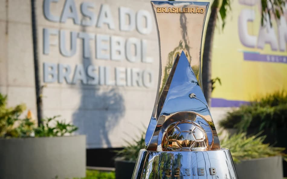 Taça da Série B em frente a sede da Confederação Brasileira de Futebol (CBF) (Crédit: Joilson Marconne/CBF)