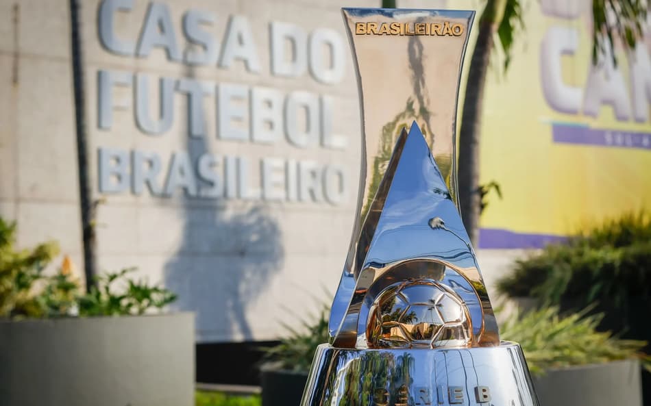 Taça da Série B em frente a sede da Confederação Brasileira de Futebol (CBF) (Crédit: Joilson Marconne/CBF)