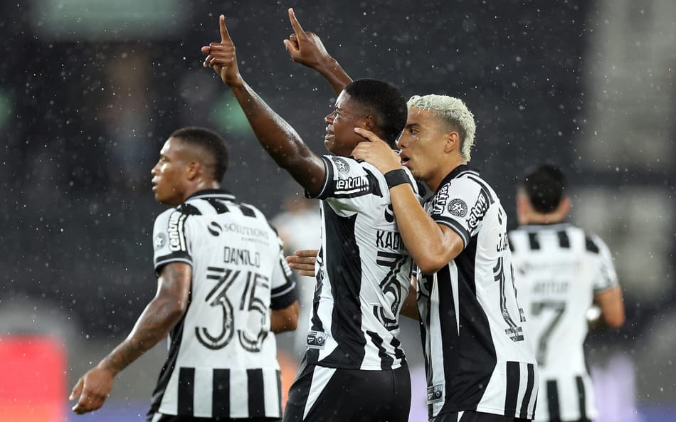 Técnico do Panamá bate-boca ao ser questionado sobre ausência de Kadir, do Botafogo