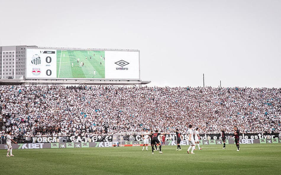 Torcida do Santos em duelo contra Red Bull Bragantino, na Neo Química Arena. (Foto: Raul Barletta/ Santos FC)
