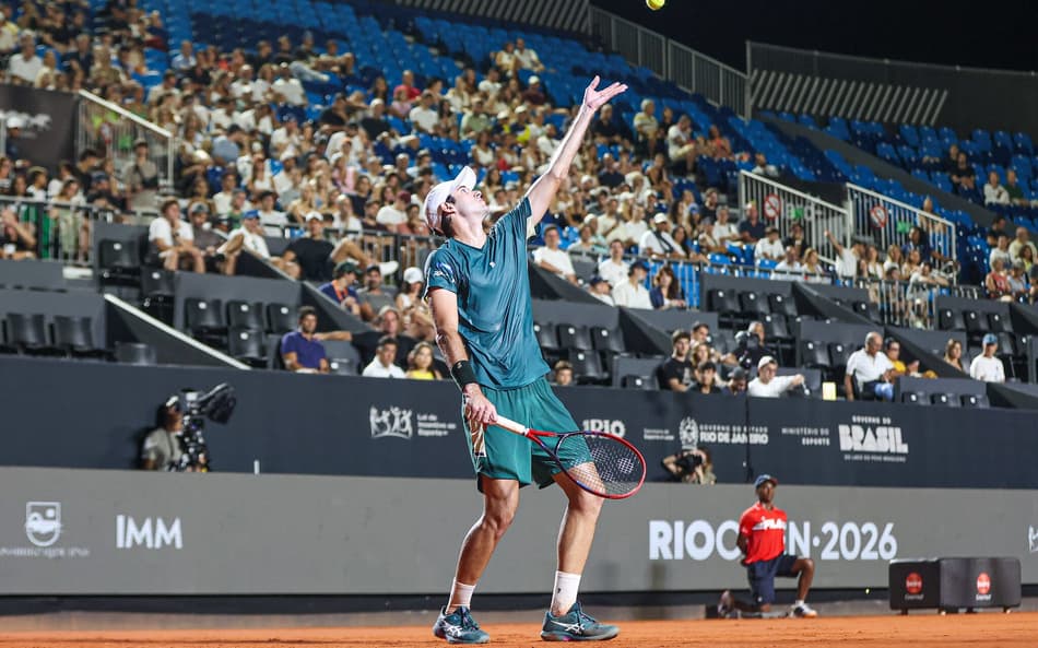 Gustavo Heide saca na derrota na estreia no RIo Open (Foto: João PIres/Fotojump)