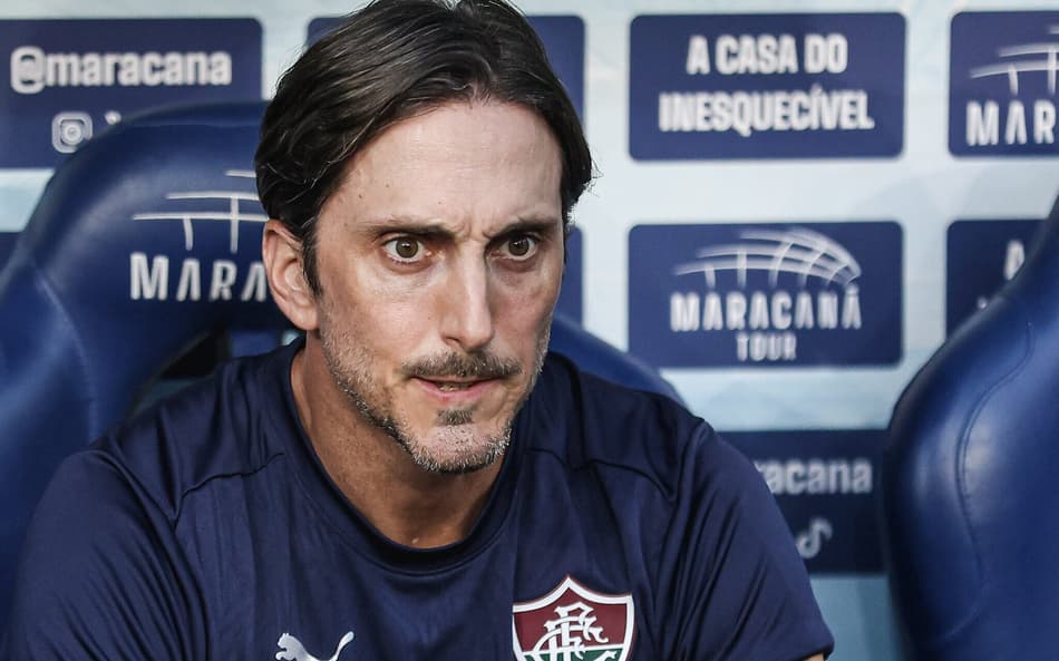 Zubeldía no banco de reservas do Fluminense (Foto: Lucas Merçon/ Fluminense FC)