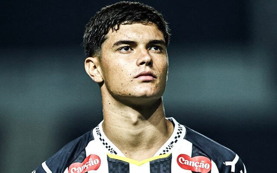 O técnico do Santos, Cuca, promoveu o Menino da Vila Samuel Pierri ao elenco profissional. (Foto: Reinaldo Campos/ Santos FC)