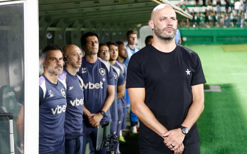 Franclim Carvalho e sua comissão técnica em jogo do Botafogo (Foto: Vítor Silva/Botafogo)
