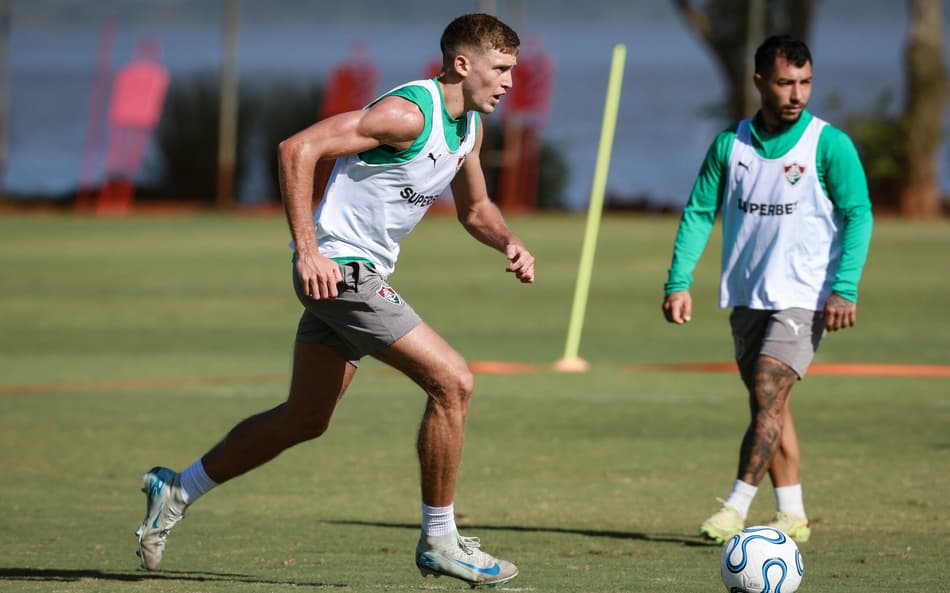 Castillo e acosta no treino do Fluminense no CT do Internacional (Foto: Marcelo Gonçalves/ Fluminense FC)