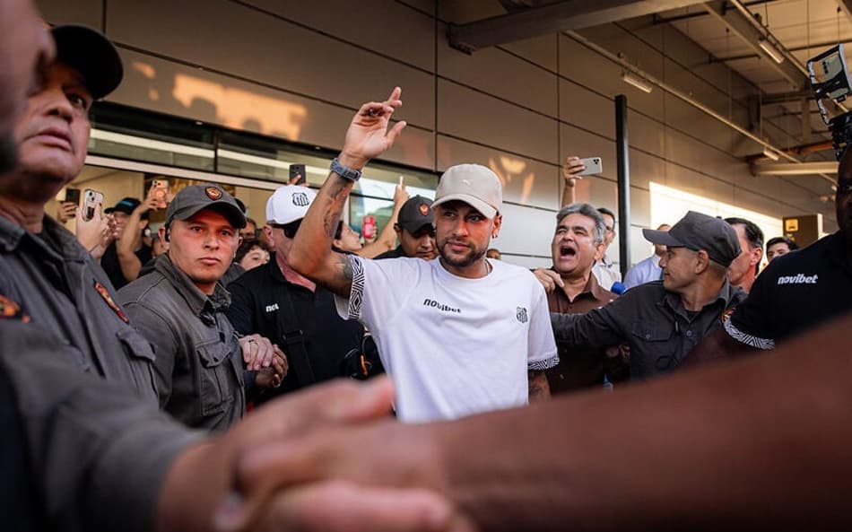 Neymar na chegada ao Paraguai para a disputa da Copa Sul-Americana. (Foto: Robinho Jr. na chegada do elenco do Santos na Vila Belmiro. (Foto: Raul Baretta/ Santos FC)