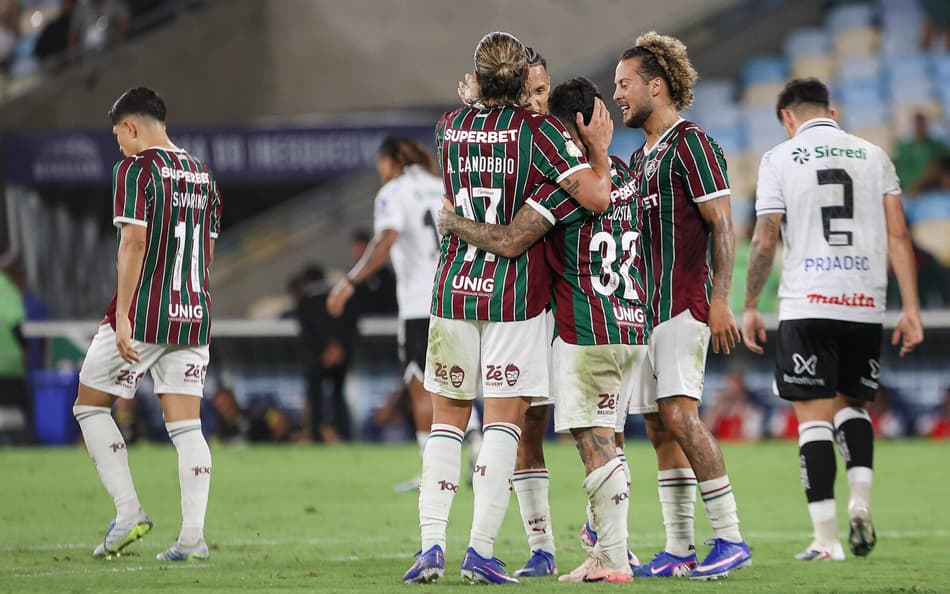 Acosta comemora gol com jogadores do Fluminense (Foto: Lucas Merçon/ Fluminense FC)