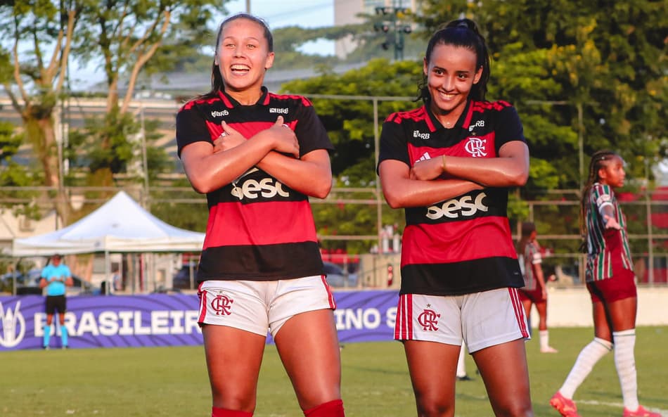 Brendha e Anna Luiza, do Flamengo, comemoram classificação às semis do Brasileirão Feminino sub-20. ( Foto: Julliana Nascimento / CRF)