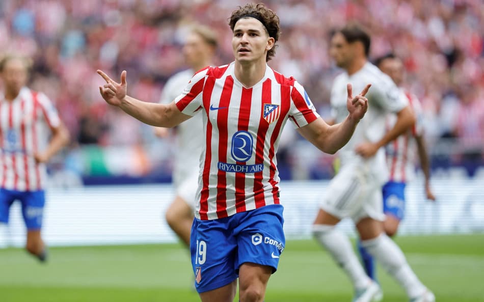 Julián Alvarez comemora gol na goleada do Atletico de Madrid sobre o Real Madrid pelo Campeonato Espanhol (foto: Oscar Del Pozo / AFP)