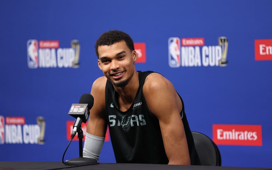 Victor Wembanyama na coletiva da Copa NBA (Foto: David L. Nemec / NBAE / Getty Images / Getty Images via AFP)