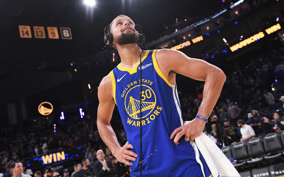 Stephen Curry em Golden State Warriors x Utah Jazz (Foto: Noah Graham / NBAE / Getty Images / Getty Images via AFP)