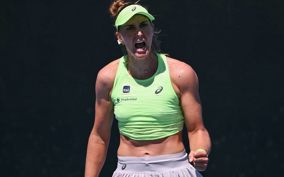 Bia Haddad celebra ponto na estreia no Australian Open (Foto: WILLIAM WEST / AFP)