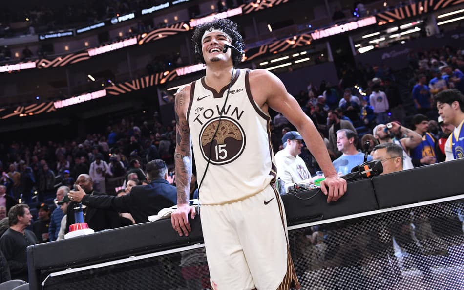 Gui Santos, do Golden State Warriors, fala com a imprensa após o jogo contra o Memphis Grizzlies, no Chase Center (Foto: Noah Graham/NBAE/Getty Images/AFP)