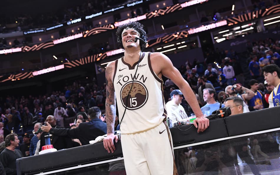 Gui Santos, do Golden State Warriors, fala com a imprensa após o jogo contra o Memphis Grizzlies, no Chase Center. (Foto: Noah Graham/NBAE/Getty Images/AFP)