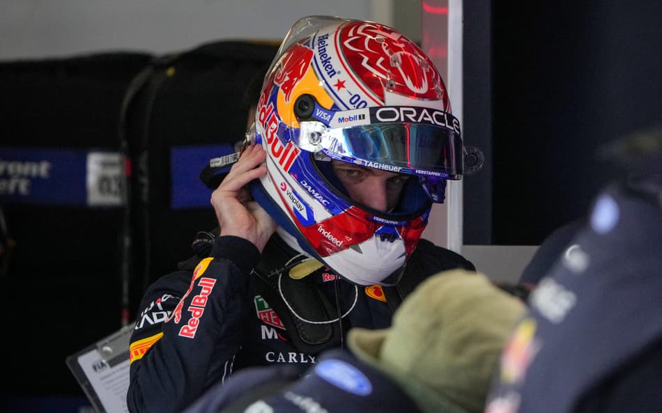Max Verstappen, da Red Bull, ajusta o capacete nos boxes durante a classificação da sprint do GP da China de F1, em Xangai, em 13 de março de 2026 (Foto: Andy Wong/Pool/AFP)