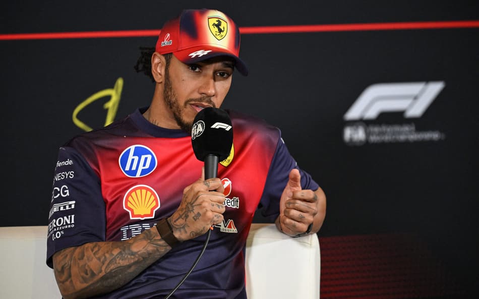 Lewis Hamilton participa de entrevista coletiva após terminar em terceiro lugar no GP da China de Fórmula 1, em 15 de março de 2026 (Foto: Jade Gao/AFP)