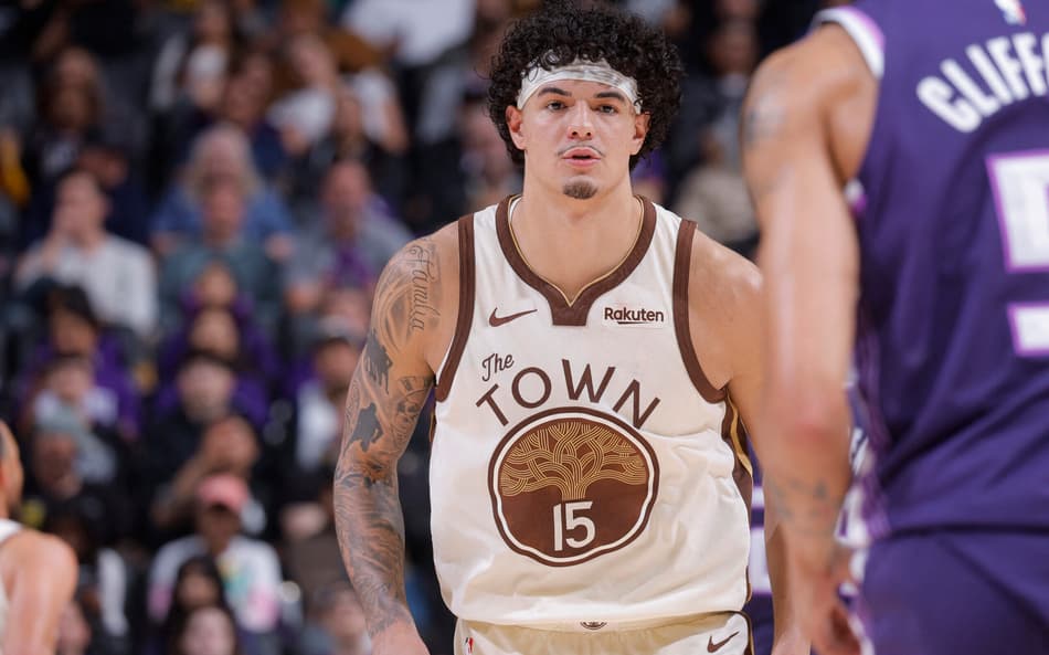 Gui Santos, do Golden State Warriors, defende em jogo contra o Sacramento Kings no Golden 1 Center, em Sacramento, Califórnia. (Foto: Rocky Widner/Nbae/Getty Images/AFP)