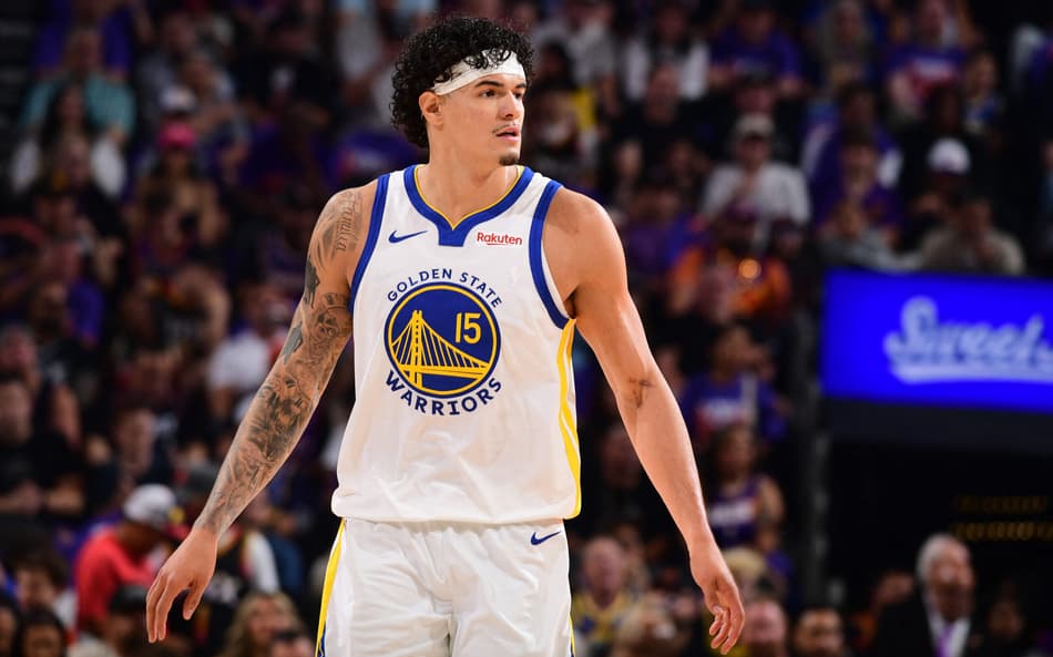 O brasileiro Gui Santos, do Golden State Warriors, observa o jogo contra o Phoenix Suns pelo Play-In. (Foto: Kate Frese/Nbae/Getty Images/Afp)