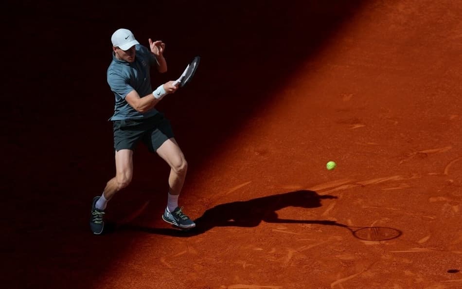 O italiano Jannik Sinner na vitória sobre o britânico Cameron Norrie em Madri (Foto: Thomas COEX / AFP)