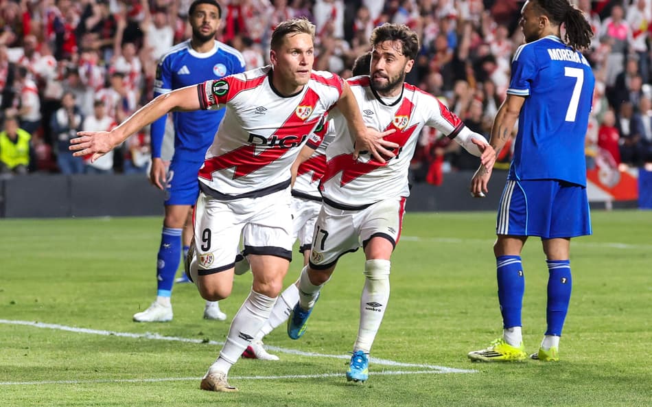 Rayo Vallecano's Brazilian forward #09 Alexandre Zurawski "Alemao" celebrates scoring his team's first goal during the UEFA Conference League semi final first leg football match between Rayo Vallecano de Madrid and RC Strasbourg Alsace at Vallecas Stadium in Madrid on April 30, 2026. (Photo by Pierre-Philippe MARCOU / AFP)