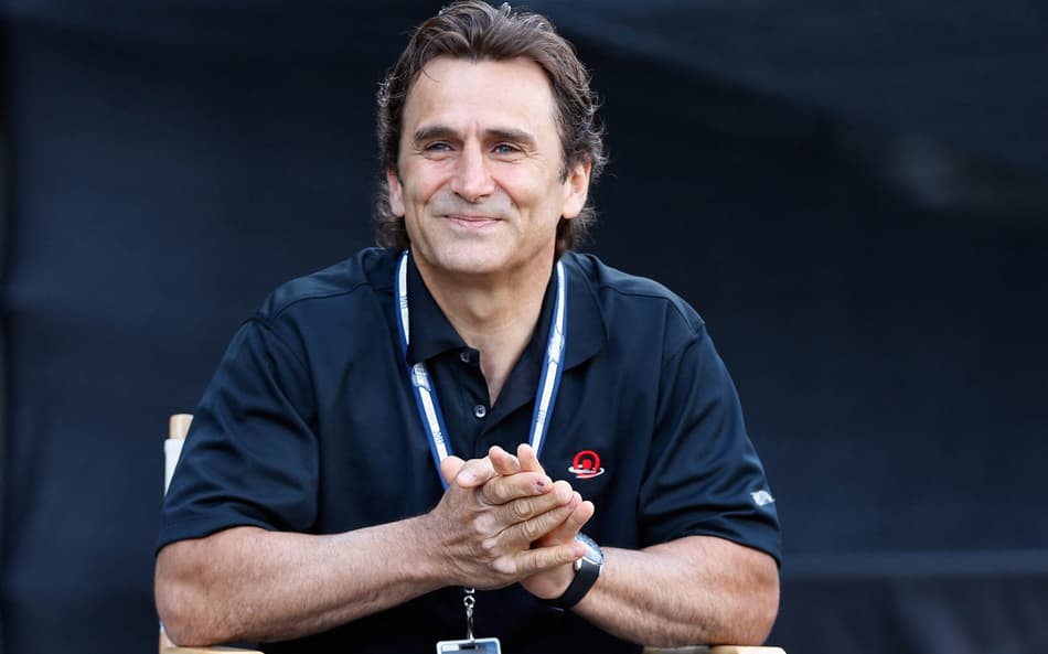 Alex Zanardi conversa com Chip Ganassi durante apresentação em Indianápolis, 2013. (Foto: Chris graythen/getty images/afp)