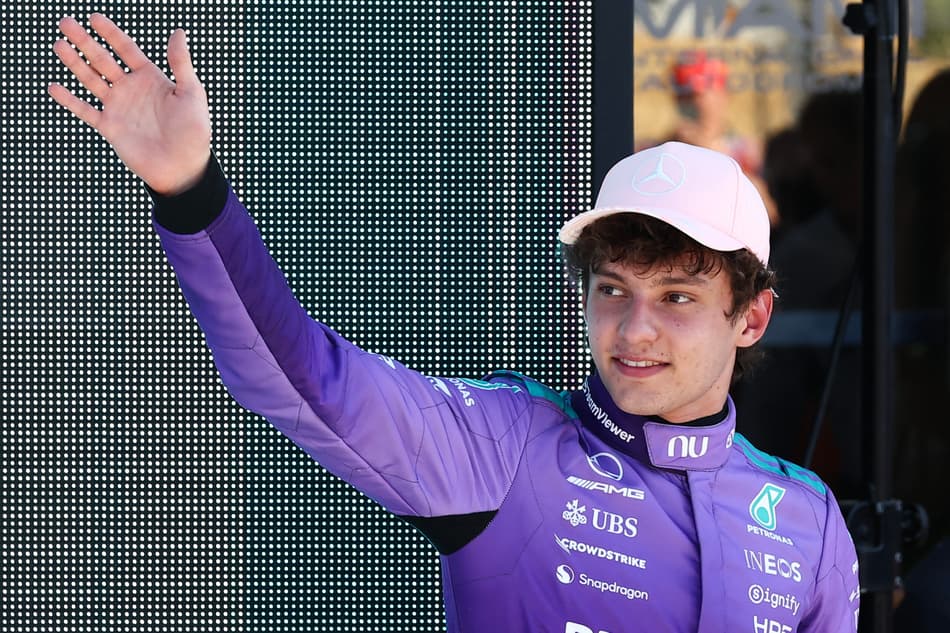 Kimi Antonelli conquista terceira pole seguida pela Mercedes (Foto: CHARLY TRIBALLEAU / AFP)