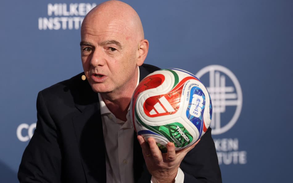 Gianni Infantino, presidente da FIFA, discursa na Conferência Global do Milken Institute em Beverly Hills, Califórnia. (Foto: Patrick T. Fallon/AFP)