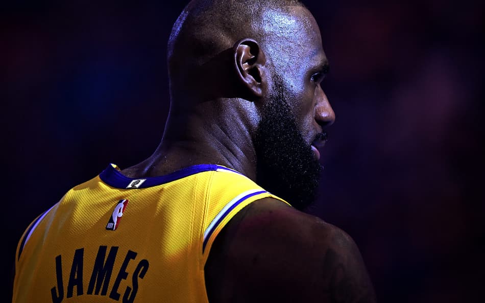 LeBron James, do Los Angeles Lakers, observa antes da partida contra o Oklahoma City Thunder no jogo um da segunda rodada dos playoffs da Conferência Oeste (Foto: Joshua gateley/Getty images/Afp)
