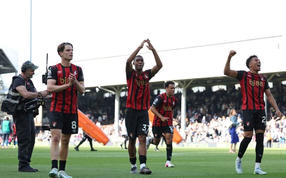 Rayan marcou o gol da vitória e celebrou com a torcida do Bournemouth. (Foto: Adrian Dennis/AFP)