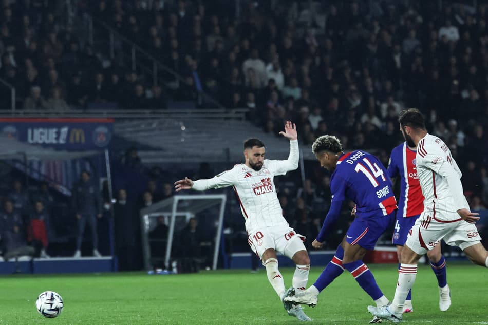 Doué finaliza para o gol da vitória do PSG contra o Brest (Foto: XAVIER GALIANA / AFP)