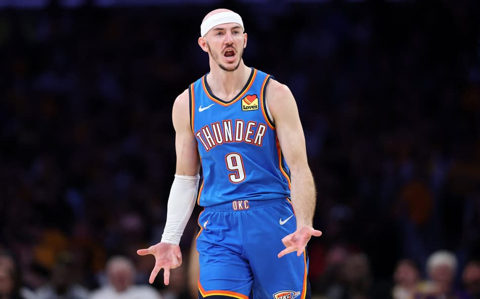 Alex Caruso vibra ao marcar cesta para o Oklahoma City Thunder nos playoffs da NBA 25/26 (Foto: LUKE HALES / GETTY IMAGES)