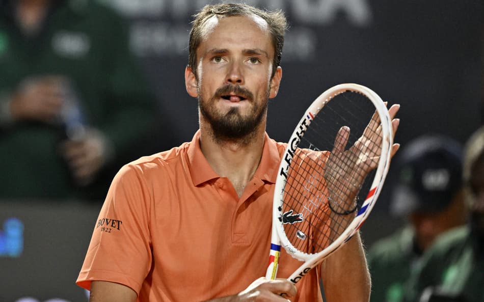 Medvedev se recupera, vence Landaluce e vai à semifinal do Aberto de Roma