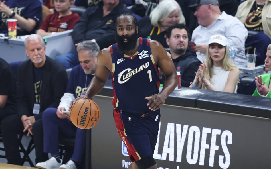 James Harden em ação pelo Cleveland Cavaliers nos playoffs da NBA 25/26 (Foto: DAVID L. NEMEC / NBAE / GETTY IMAGES)