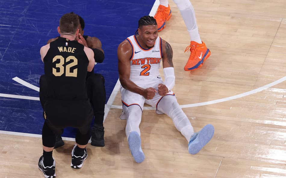 Miles McBride em ação pelo New York Knicks no jogo 1 das finais de conferência da NBA 2025/26 (Foto: PAMELA SMITH / GETTY IMAGES)