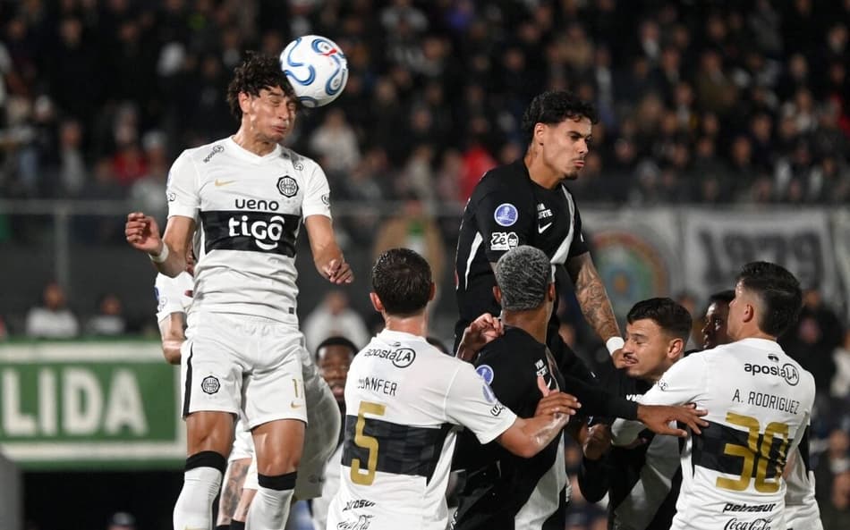 Lucas Freitas em dividida de bola na partida do Vasco contra o Olimpia
