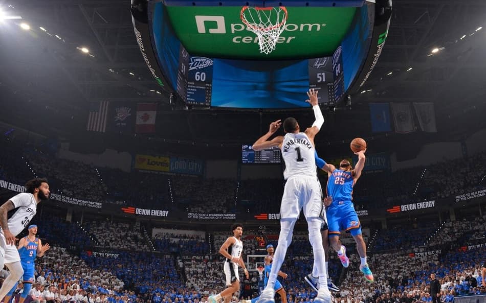 Mitchell, do Oklahoma City Thunder, recebe a marcação do San Antonio Spurs