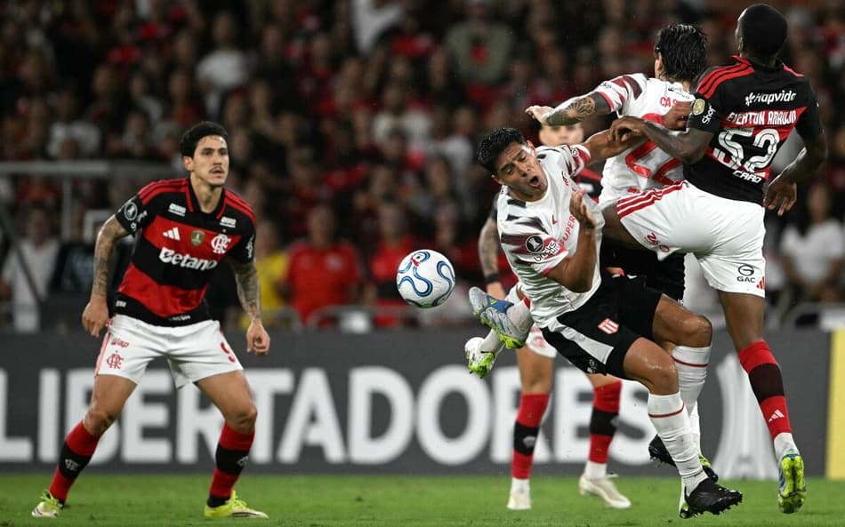 Jogador de Copa do Mundo é detonado em Flamengo x Estudiantes: 'Faz mais'