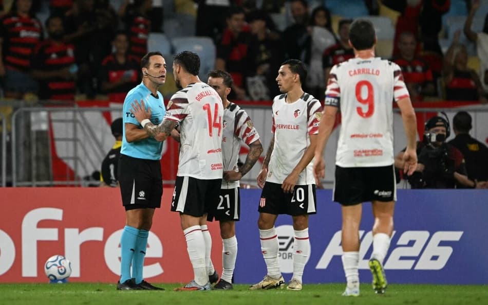 Possível pênalti em Flamengo x Estudiantes revolta torcedores: 'Impossível'