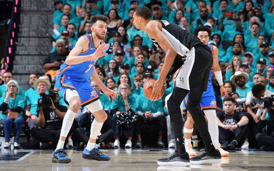 Wembanyama, dos Spurs, é marcado por Chet Holmgren, do OKC (Foto: Michael Gonzales/NBAE/Getty Images)