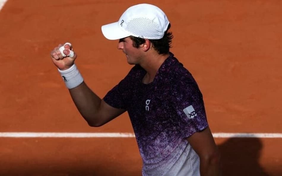 João Fonseca comemora ponto na estreia de Roland Garros contra o francês Luka Pavlovic (Foto: Alain JOCARD / AFP)