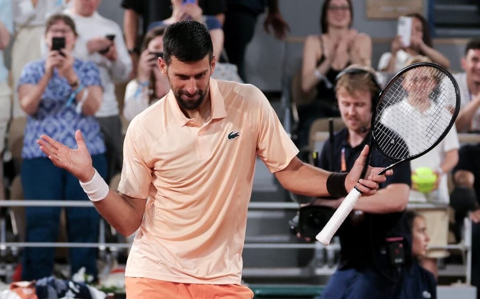 O tricampeão sérvio Novak Djokovic comemora a vitória sobre o francês Giovanni Mpetshi Perricard em Roland Garros (Foto: Thomas SAMSON / AFP)